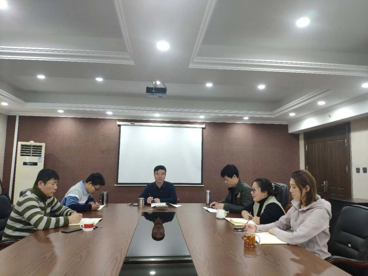 協(xié)會秘書處學(xué)習(xí)黨的十九屆五中全會精神